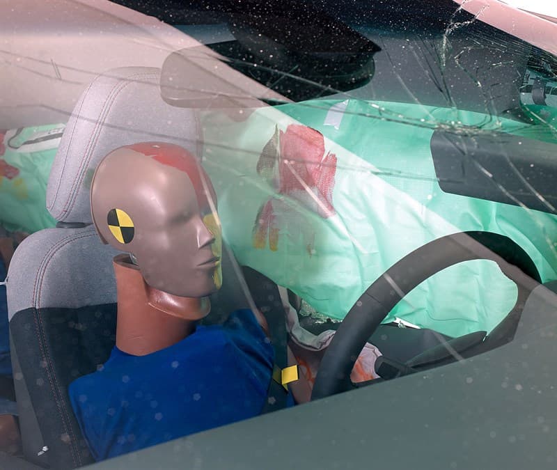 <b>Prueba de choque lateral</b>: Las manchas de pintura indican donde la cabeza del maniquí hizo contacto con la cortina de aire lateral evitando que la cabeza del maniquí golpeara superficies sólidas.