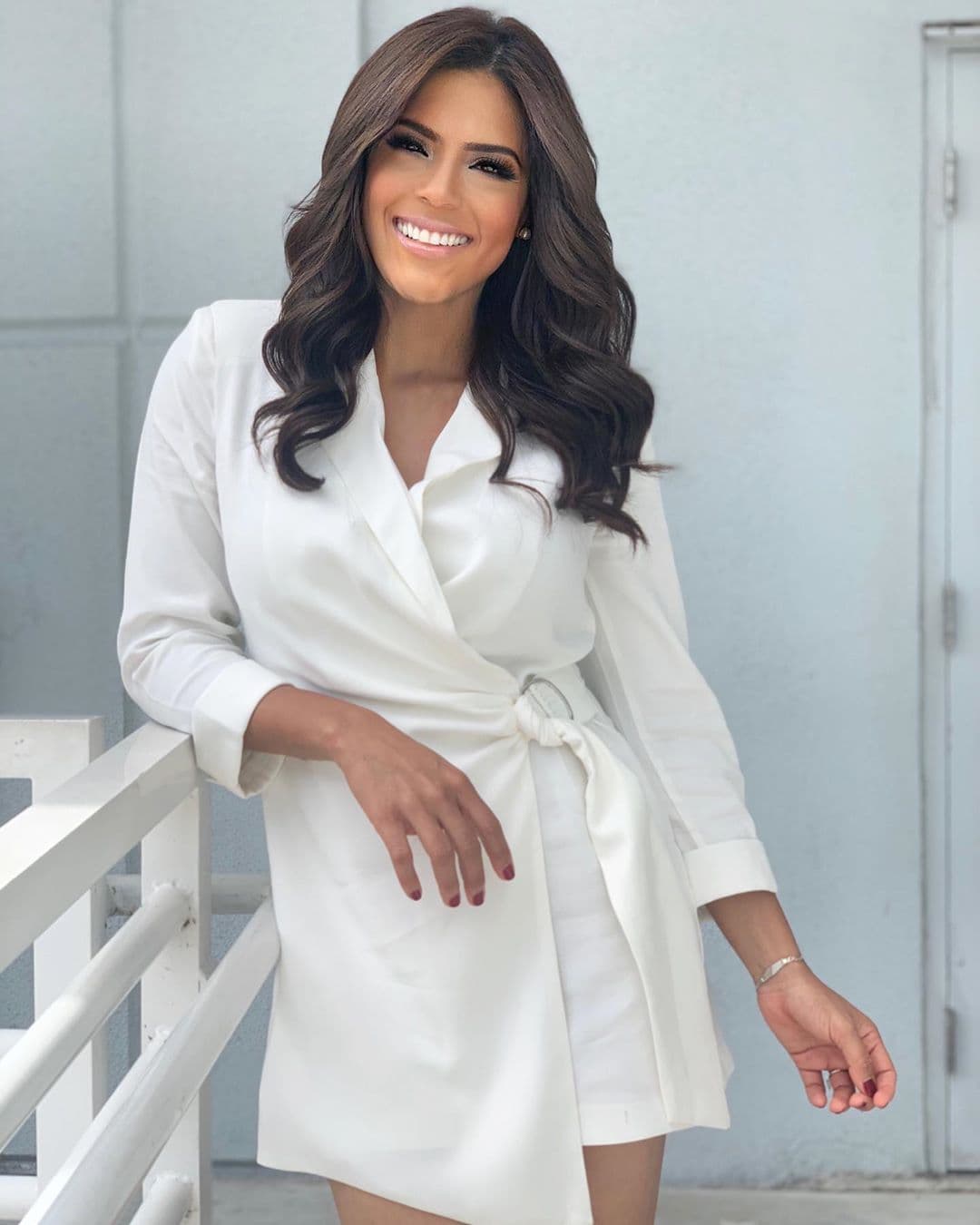 El vestido blanco no falta en el guardarropa de nuestras conductoras y así posó Francisca Lachapel con esta pieza básica en la moda de verano.