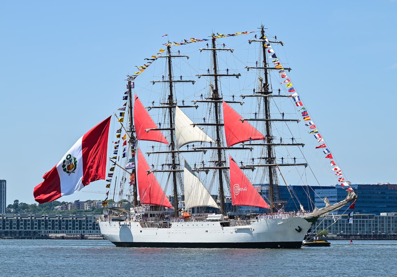 Buque Armada Peruana Unión participa en el desfile naval Sail4th 250.