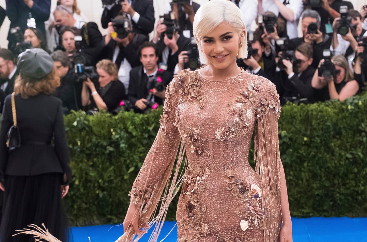 Según fuentes de E! News, esto habría tenido que ver en su decisión de no ir a la gala. Un informante de ese medio dijo que inicialmente ella quería anunciar su embarazo en la Met, pero las cosas 
<b><a href="https://www.eonline.com/mx/news/1302210/la-razon-por-la-que-kylie-jenner-no-asistira-a-la-met-gala-2021" target="_blank">"no salieron como esperaba".</a></b>