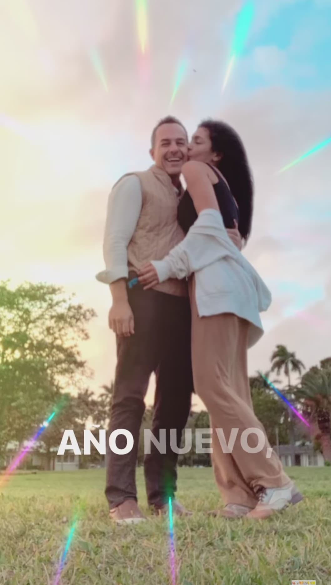 Varios meses estuvo soltero, sin embargo, el pasado martes 12 de enero, compartió en su cuenta de Instagram una imagen en el que se le ve feliz junto a una chica de nombre desconocido.