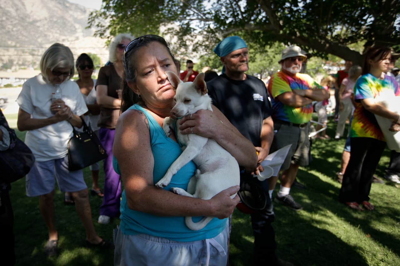 Kimberly Tieche abraza a su cachorro junto a los demás refugiados.