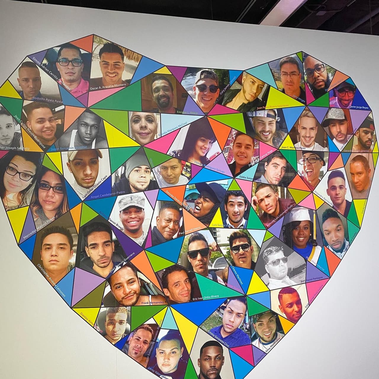 Los organizadores señalan que las cruces representan amor y no odio. Indicaron que la gente vino y dejó artículos de homenaje o mensajes firmados y eso se convirtió en uno de los símbolos de la respuesta de la comunidad a la tragedia.
<br>