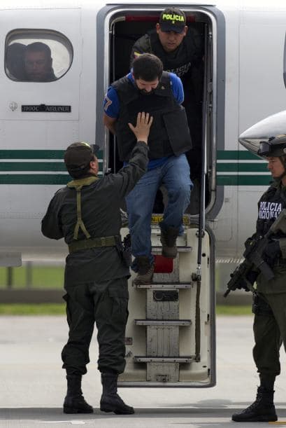 Los primeros en descender de la aeronave fueron "El Loco" Barrera, con una espesa barba, y "JJ" o "Jota", quienes hicieron un largo recorrido por el aeropuerto militar bogotano de Catam hasta llegar a las dependencias de la Policía Antinarcóticos en ese lugar.