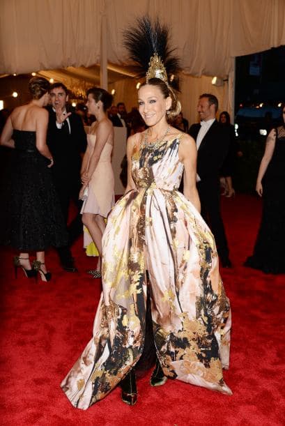 Sólo Sarah Jessica Parker puede usar una mohicana falsa y verse bien.