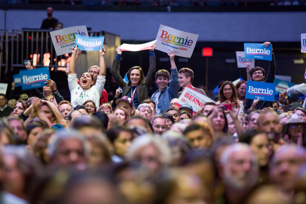 El senador Bernie Sanders fue el más ovacionado de la noche cuando salió al escenario, para responder las preguntas de Jorge Ramos.