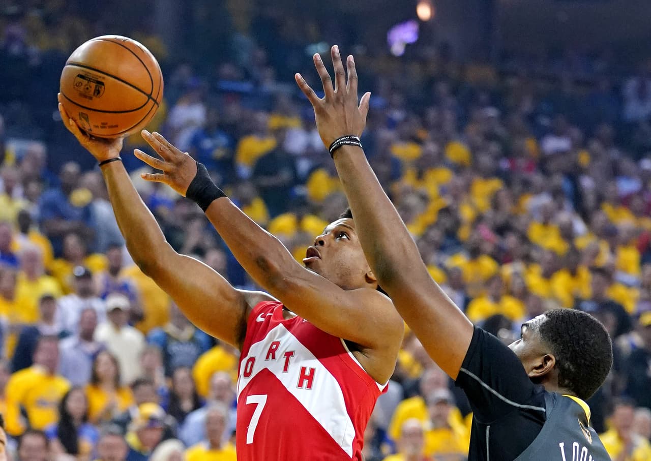 En el primer periodo del sexto juego de las Finales NBA en Oracle Arena quien marcó el ritmo del partido fue el estelar base de los Raptors, Kyle Lowry, echándose al equipo al hombro con 15 puntos.