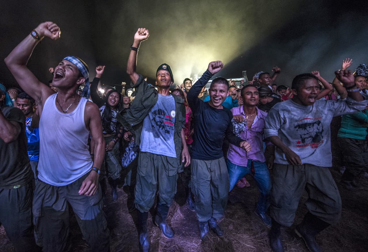 Guerrilleros de las FARC bailan durante un evento cultural en un campamento en los Llanos del Yari, Caquetá, el 21 de setiembre de 2016. El viernes 23 los rebeldes aprobaron por unanimidad el acuerdo de paz con el Gobierno.