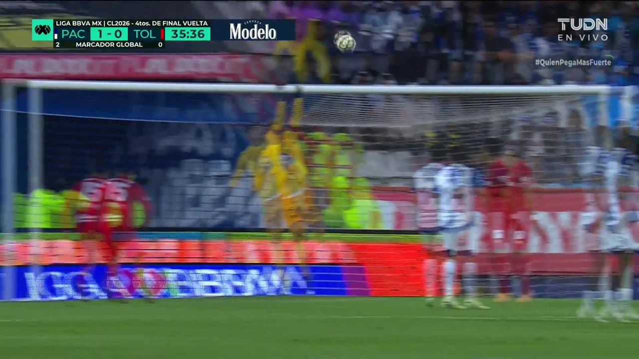 ¡Atajadón de Moreno! Nico Castro dispara desde fuera del área y se salva Pachuca