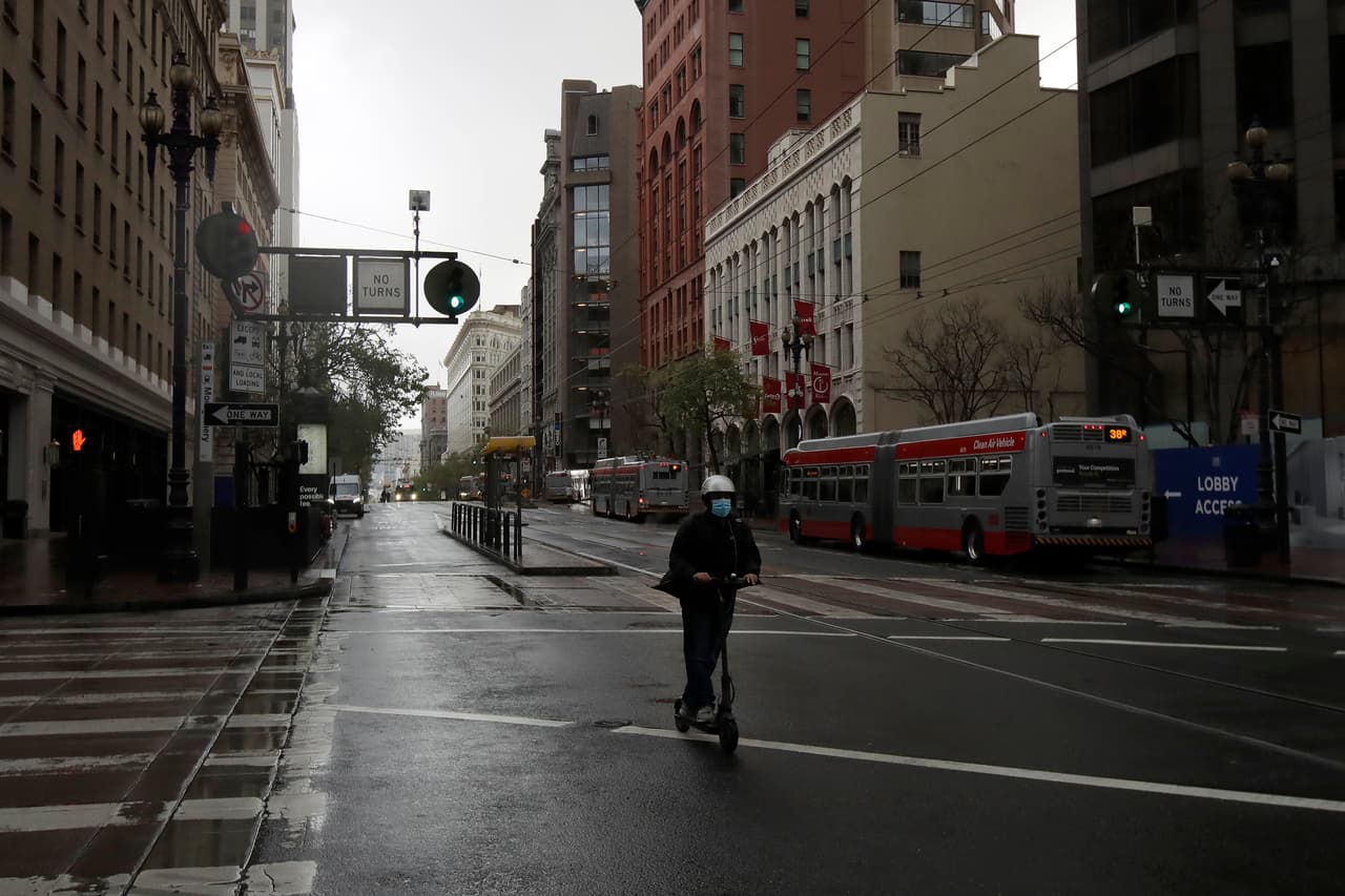 “Si eres joven y no tienes ningún síntoma, entiendo que puedes tener mucha ansiedad. Pero asume que eres potencialmente contagioso y actúa de forma apropiada manteniendo distancia social con el resto de las personas”, dijo el gobernador en un mensaje emitido el pasado fin de semana.