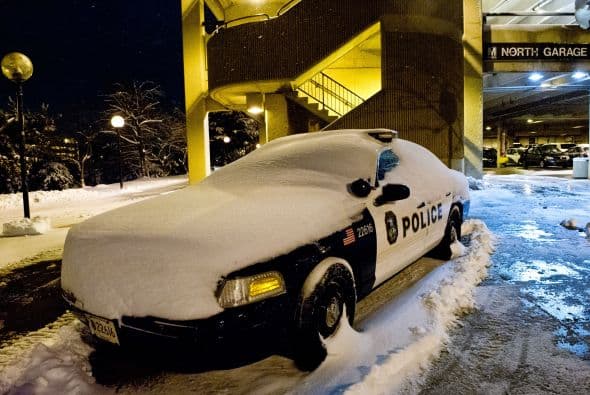 Una patrulla de la policía de Washington DC cubierta de nieve la madrugada del lunes.