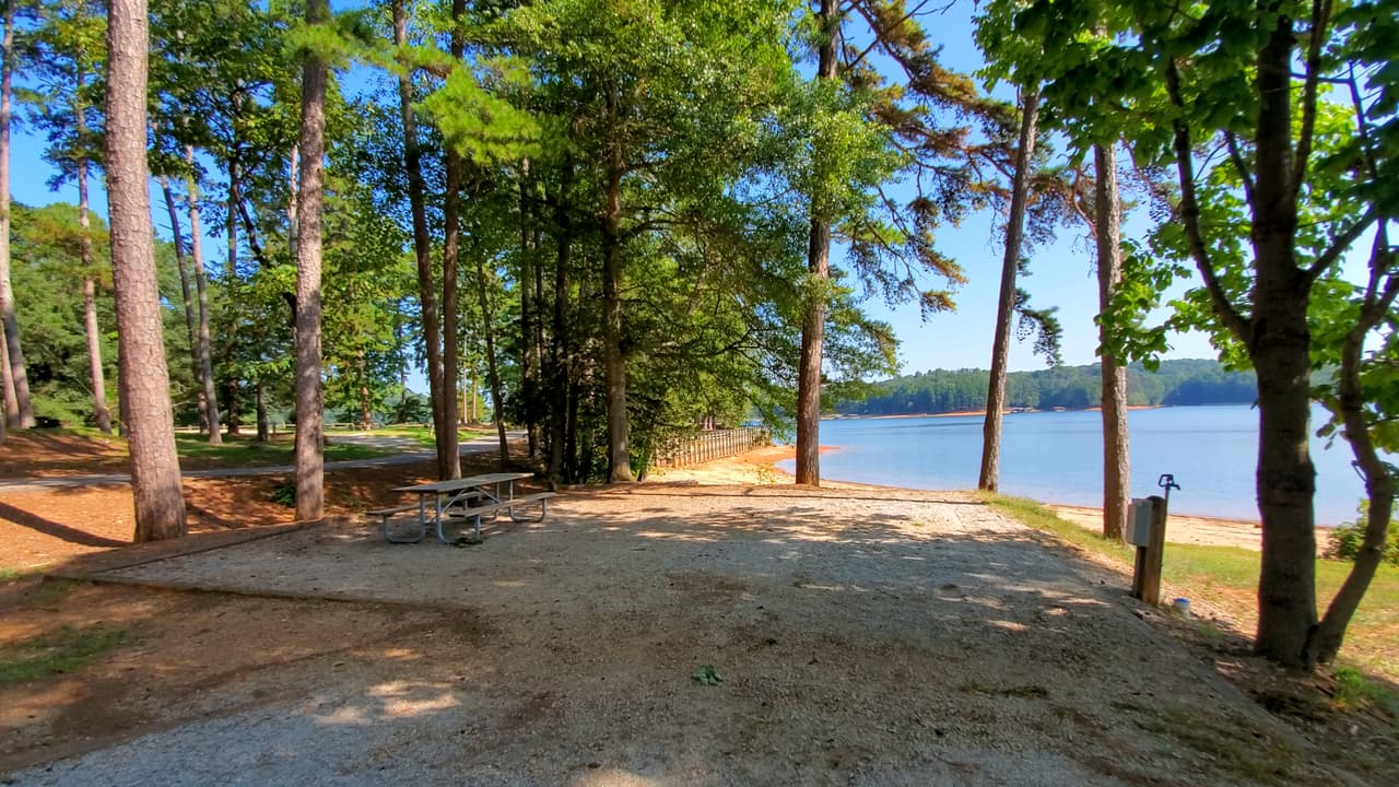 En el parque también encontrarás terrenos para acampar con tiendas o vehículos recreativos.
