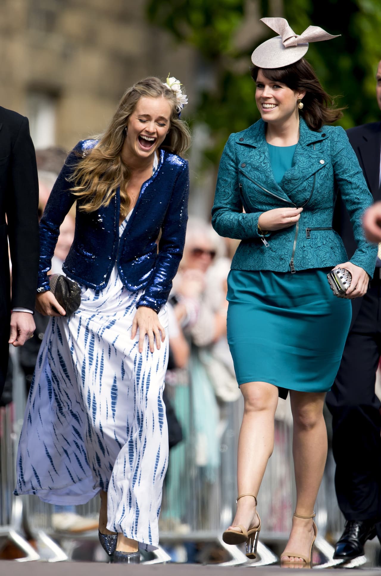 La prima del príncipe Harry,
<b><a href="https://www.univision.com/entretenimiento/nada-que-envidiarle-a-meghan-y-harry-mira-como-fue-la-llegada-de-la-princesa-eugenie-a-su-boda-real-video" target="_blank">la princesa Eugenie</a></b>, fue quien le presentó a Bonas, en el 2012. Actualmente, la actriz está comprometida con el agente de bienes raíces Harry Wentworth-Stanley.