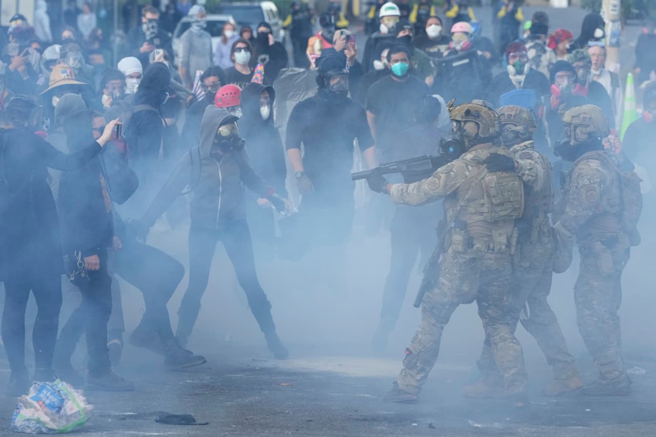 30 meses de prisión por lanzar una piedra contra un agente del ICE en una protesta