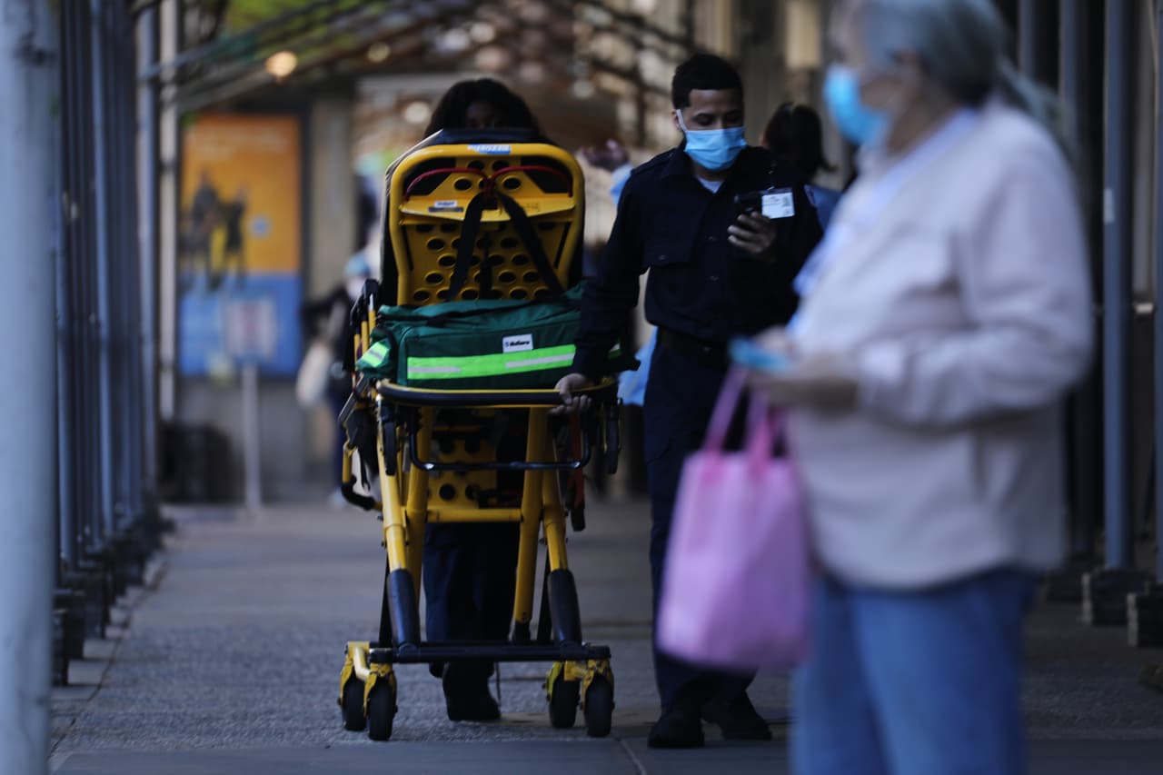 Al atacar las salvaguardas de salud pública, Trump abandona a las familias latinas
