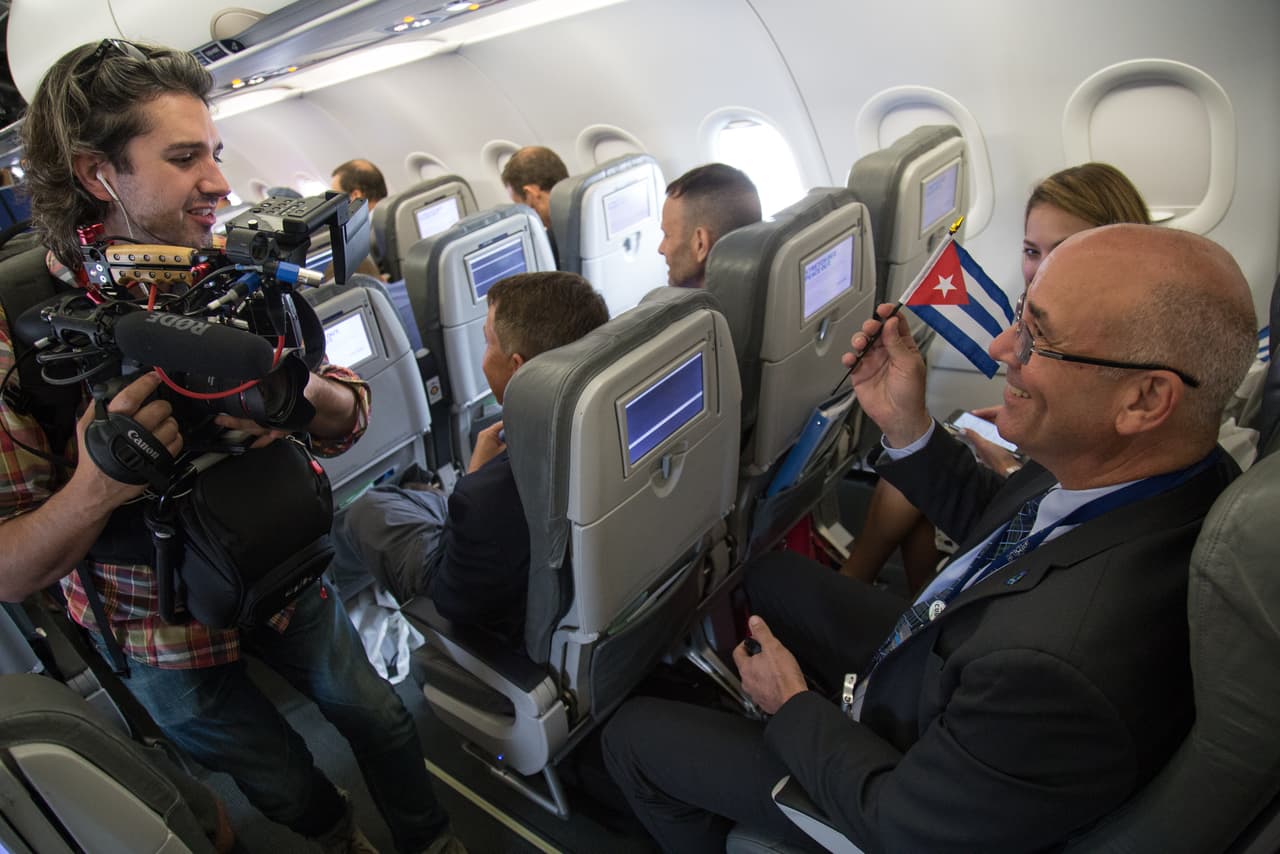 Un camarógrafo de televisión bromea con un ejecutivo de JetBlue mientras lo filma durante el vuelo. Aproximadamente una tercera parte de los pasajeros a bordo del avión eran periodistas, principalmente de televisión.