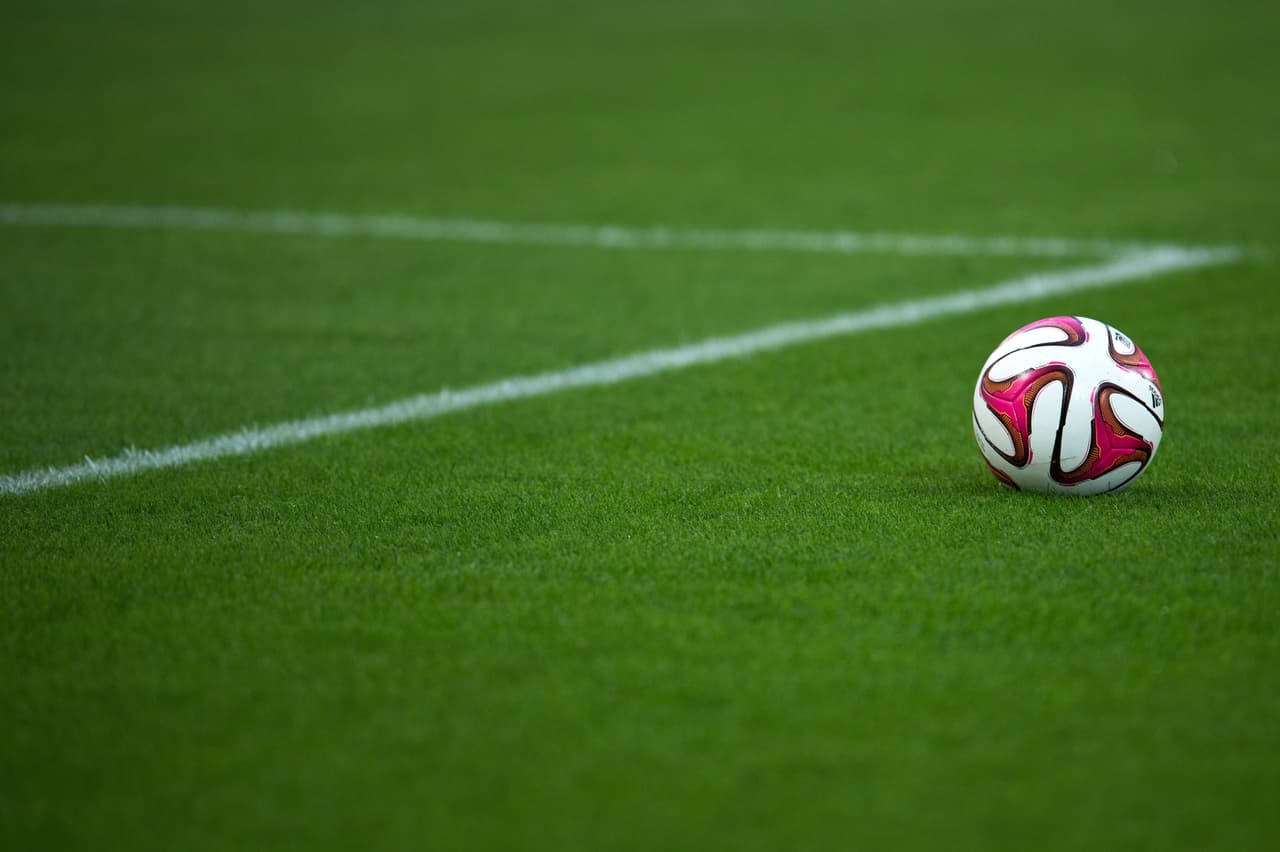 Según reportes, el aumento en contagios de covid-19 ha causado que la Asociación Interescolar de Arizona cancele más de 1,000 juegos deportivos en preparatorias del estado. Lo que sí continúa en marcha son las clases presenciales. Por ejemplo, el superintendente del distrito escolar Phoenix Union, Chad Gestson, ha enfatizado que el distrito se compromete a permanecer en persona para la instrucción.