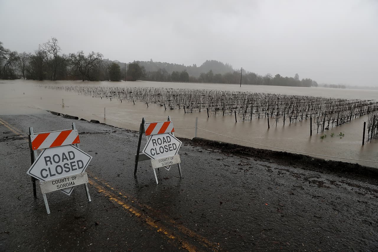 Una nueva serie de tormentas está trayendo fuertes lluvias e inundaciones a varios poblados como Guerneville y Forestville en el norte de California unos días después de que la lluvia y las tormentas de nieve golpearon la región trayendo una gran cantidad de agua que beneficiaría a California, un estado severamente afectado por la sequía.