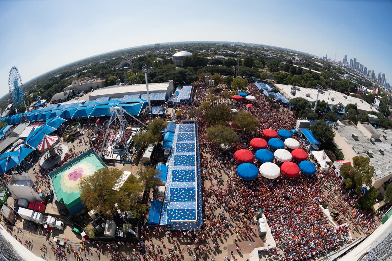 La entrada general a la feria cuesta 18 dólares e incluye más de 100 shows diarios, actividades y conciertos. Muchos no tiene costo adicional, pero sí hay que adquirir tickets para la comida, juegos y otras actividades. Los niños que midan menos de 48 pulgadas y los mayores de 60 años pagan 14 dólares y la admisión es gratuita para los menores de 2 años.