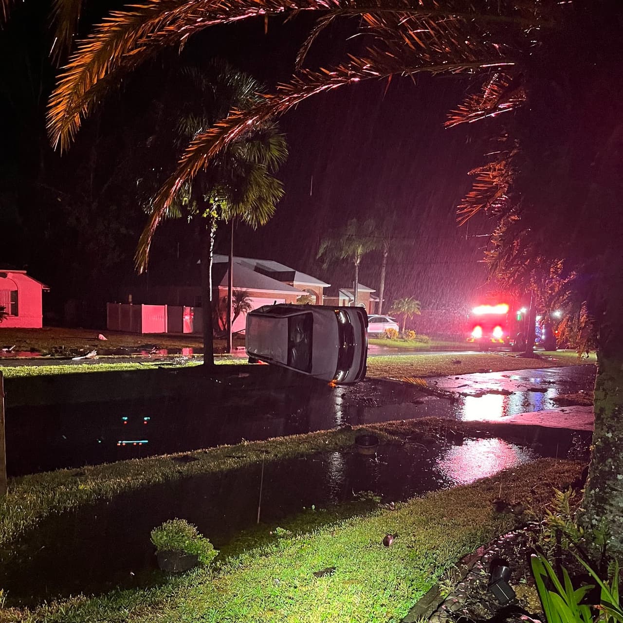 Imágenes: tormentas y al menos dos tornados dejan daños en la Bahía de Tampa 
