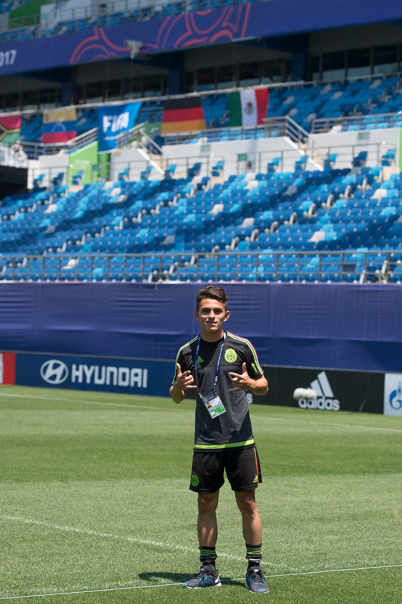 Con la bandera de México de fondo, Kevin Magana aprovechó para tener un recuerdo en el estadio.