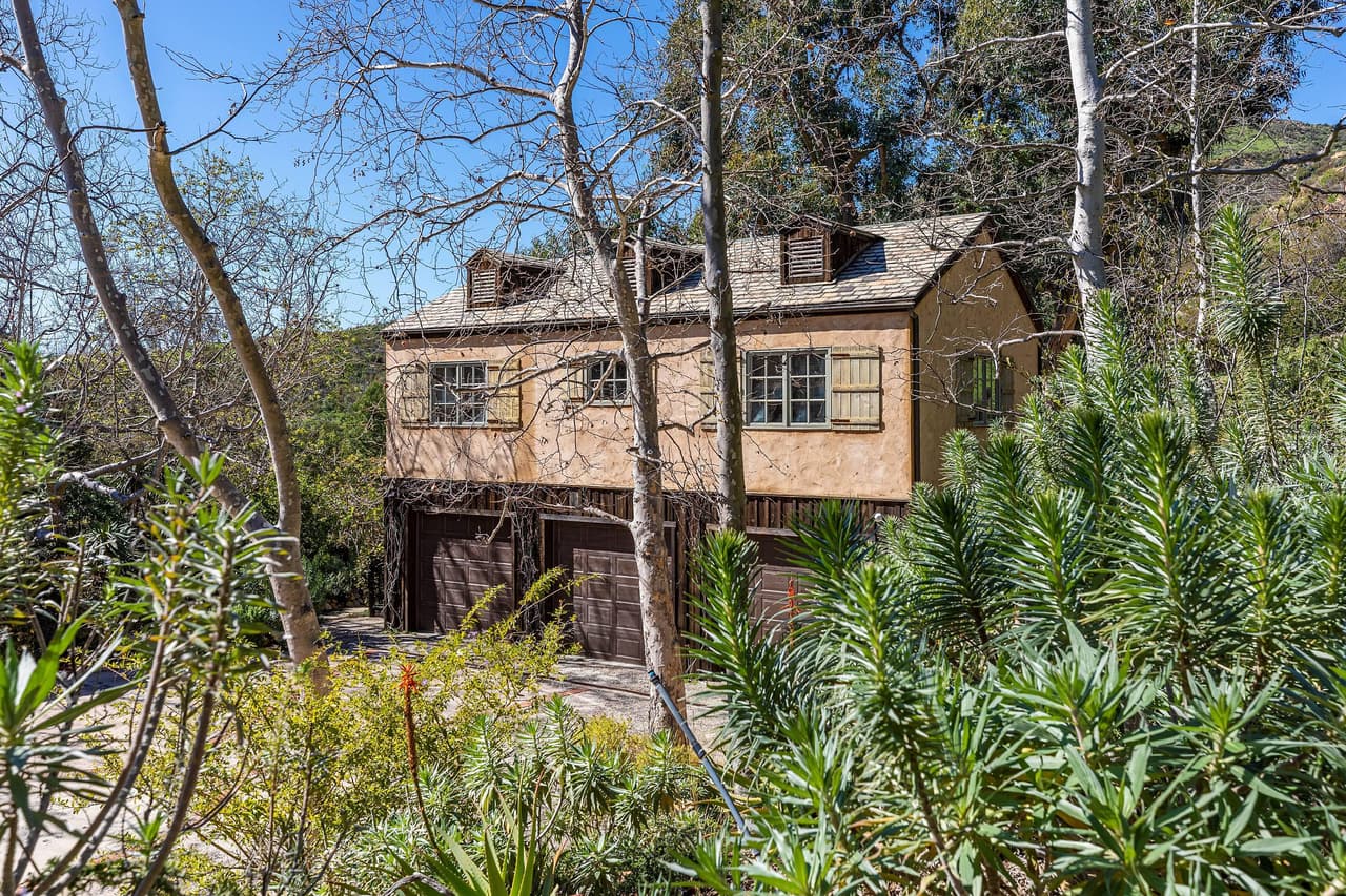 La localización parecería perfecta pues en Malibú, pero en otra zona, vive 
<b><a href="https://www.univision.com/entretenimiento/realeza/ya-sabemos-que-llevaba-doria-ragland-al-salir-de-la-casa-de-oprah-winfrey-no-eran-regalos">Doria Ragland, la mamá de Meghan Markle</a></b>. En la foto, el garaje del mini palacio, que tiene cabida para el carro de abuelita también.