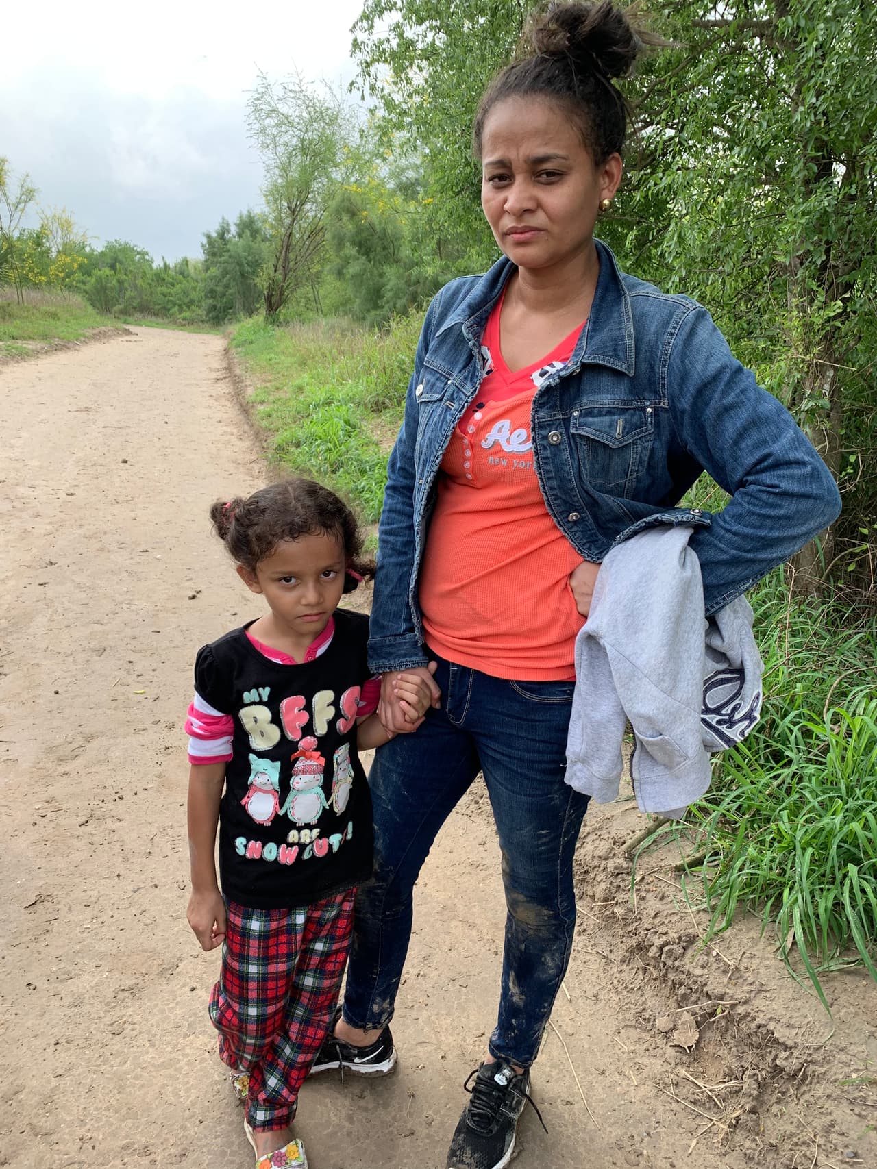 Selenia Murillo y su hija Dayran toman un pequeño descanso. Dejaron su natal Honduras "en busca de una mejor vida".
<br>