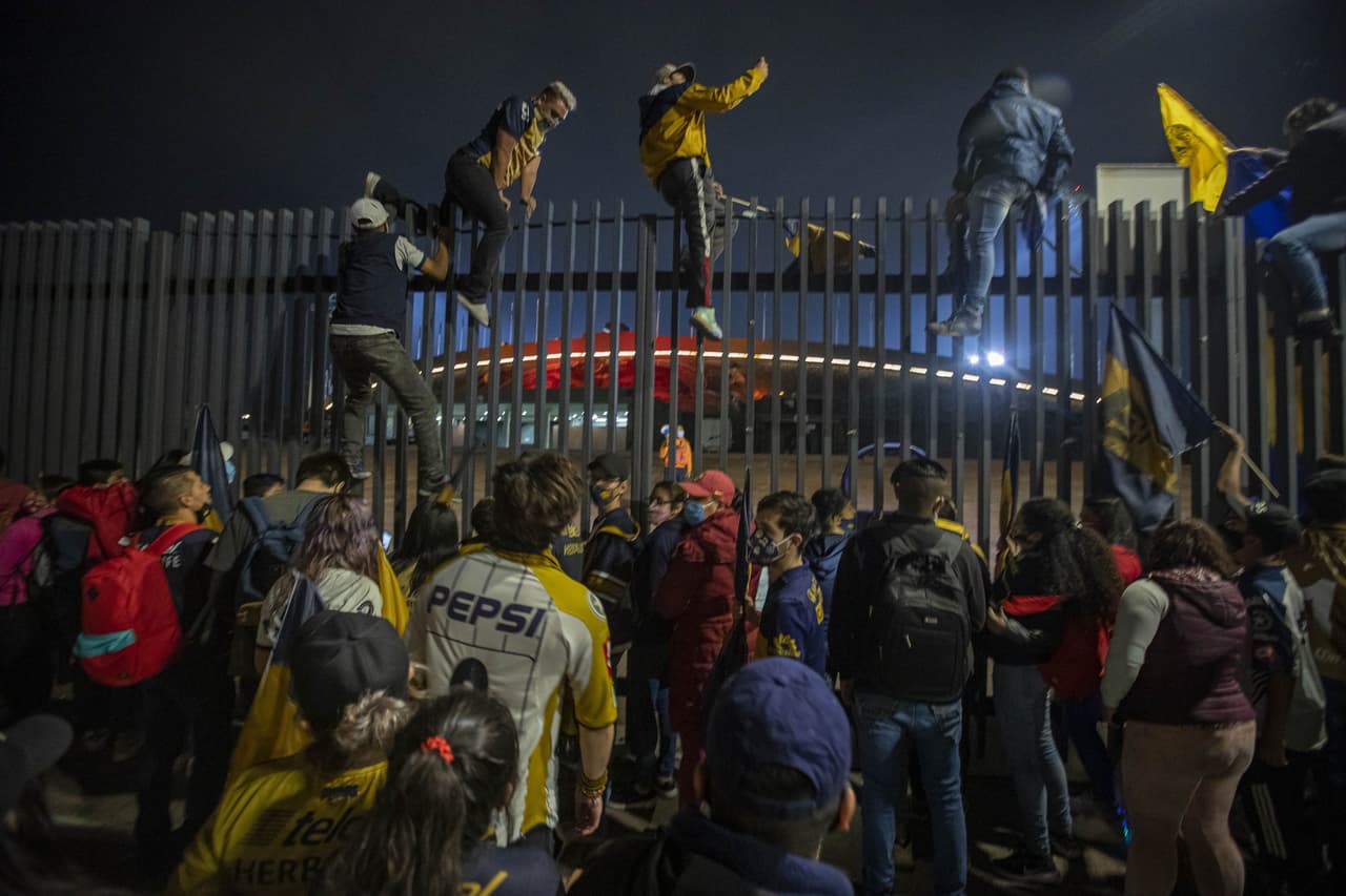 Autoridades de la Alcaldía Coyoacán resguardaron el perímetro del Estadio Olímpico Universitario horas antes del cotejo, pero nada detuvo a los hinchas auriazules para alentar a su escuadra en el primer episodio de la Gran Final del Guard1anes 2020.