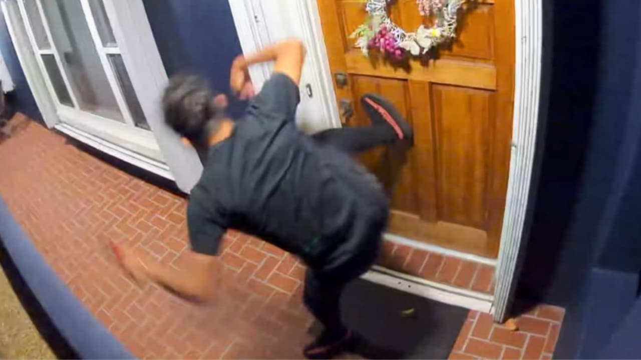 A través de redes sociales, algunas personas comparten capturas de videos de cámaras de seguridad que muestran a jóvenes imitando el peligroso reto.