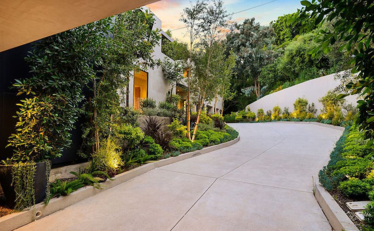 Una vez se abre el portón principal, 
<b><a href="https://www.forbes.com/self-made-women/#30e10a7e6d96">Kylie Jenner, cuya fortuna se estima en 900 millones de dólares</a></b>, y su galán, Travis Scott, entran a una especie de paraíso.