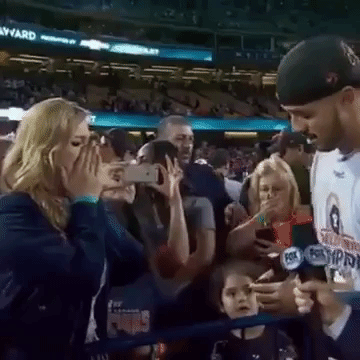 A mitad de una entrevista, Correa sacó un anillo de entre sus pantaloncillos para proponerle matrimonio a su novia, Daniella Rodríguez, ex Miss Texas USA.