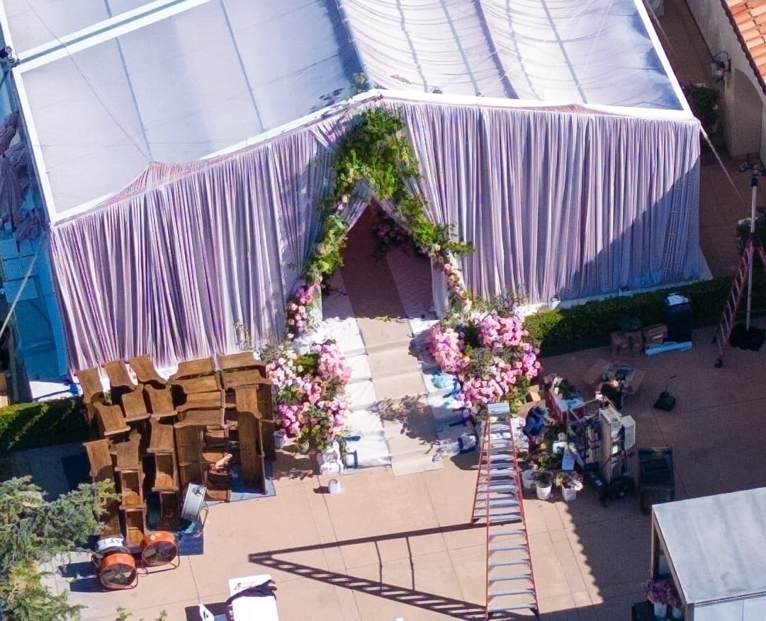 El rosa fue protagonista de la decoración de la boda. Por ejemplo, la entrada a la carpa le dio la bienvenida a los invitados con hermosos arreglos de rosas de este color.