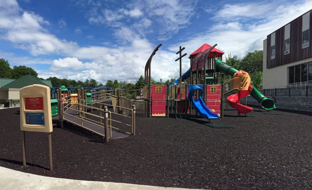 <b>Mason Mill Park (1406-1458 McConnell Dr, Decatur)</b>. Este patio de juegos de Decatur es enorme, cuenta con rampas que conducen a la estructura de un barco pirata y una casa en el árbol de tres pisos. También hay un parque infantil con columpios separados. El patio de recreo está cercado y hay un baño entre el parque para niños grandes y el área para niños pequeños. Además del área de juegos, encontrarás un jardín comunitario, cinco canchas de tenis, un parque para perros, senderos para caminar y podrías hasta visitar la biblioteca.