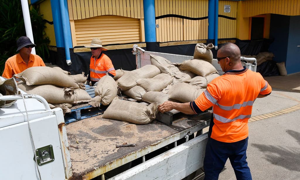 Miles de personas evacuaron la costa en la región de Queensland ante la llegada de Debbie.