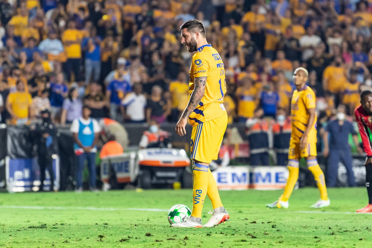 Dos de los goles del francés fueron de penal, ambos marcados con polémica.