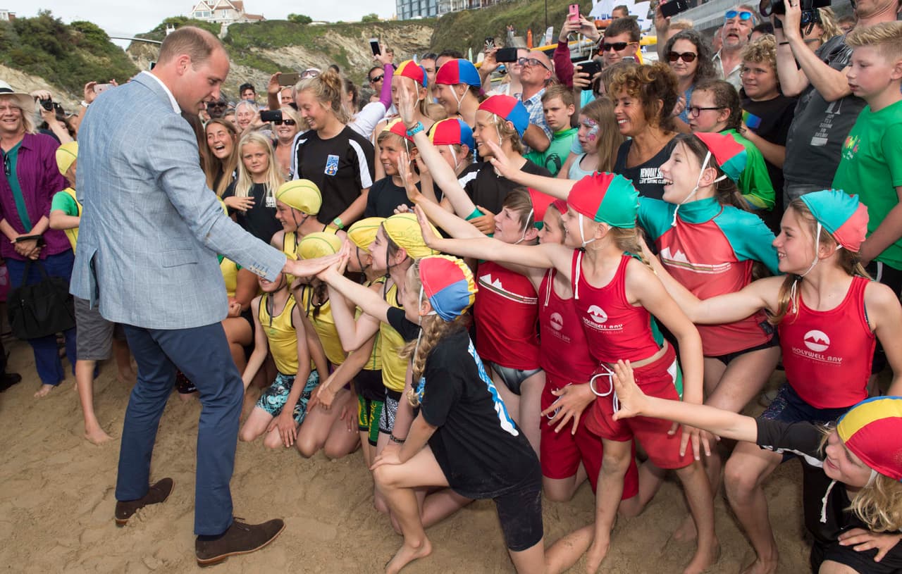 El Príncipe William pidiendo varios "high fives" a los chicos de la fundación.