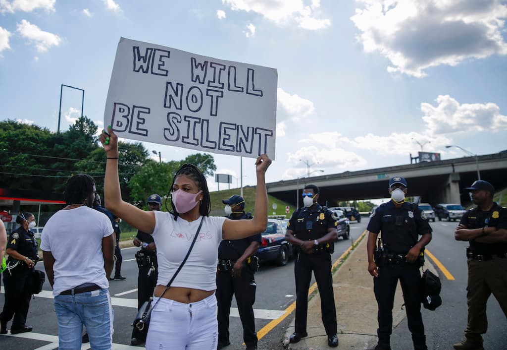 En la foto, la protesta de este sábado en Atlanta, cerca del restaurante Wendy's donde Rayshard Brooks fue disparado y murió. La gente en Atlanta ya había estado protestando tras la muerte de George Floyd, pero la muerte de Brooks no hizo más que arreciar el enojo de los manifestantes.