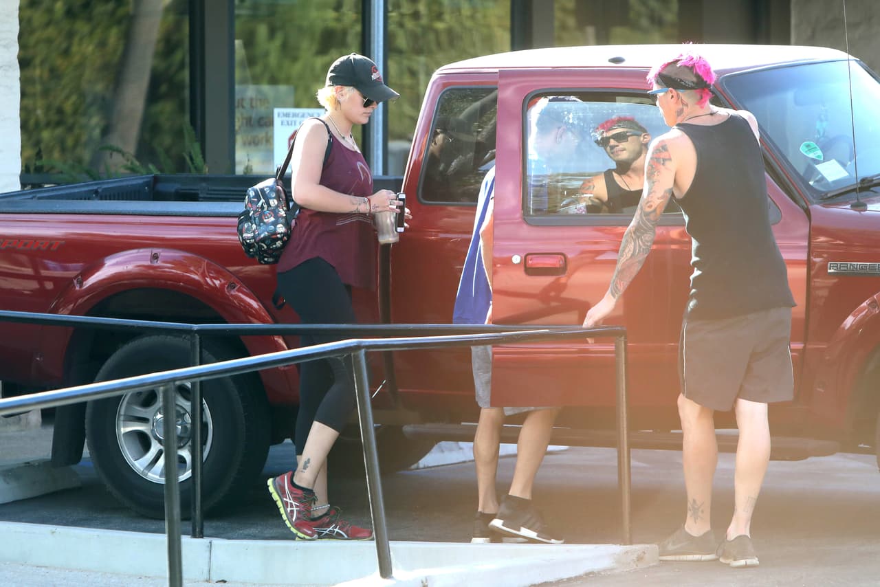 Qué caballeroso, al menos le abre la puerta a Paris.
