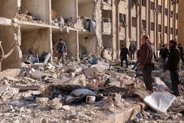 Al menos 24 personas, en su mayoría soldados del régimen sirio, murieron hoy al estallar tres coches bomba en la provincia de Idlib, en el norte de Siria, un día después de dos explosiones en la Universidad de Alepo, que dejaron 87 muertos.