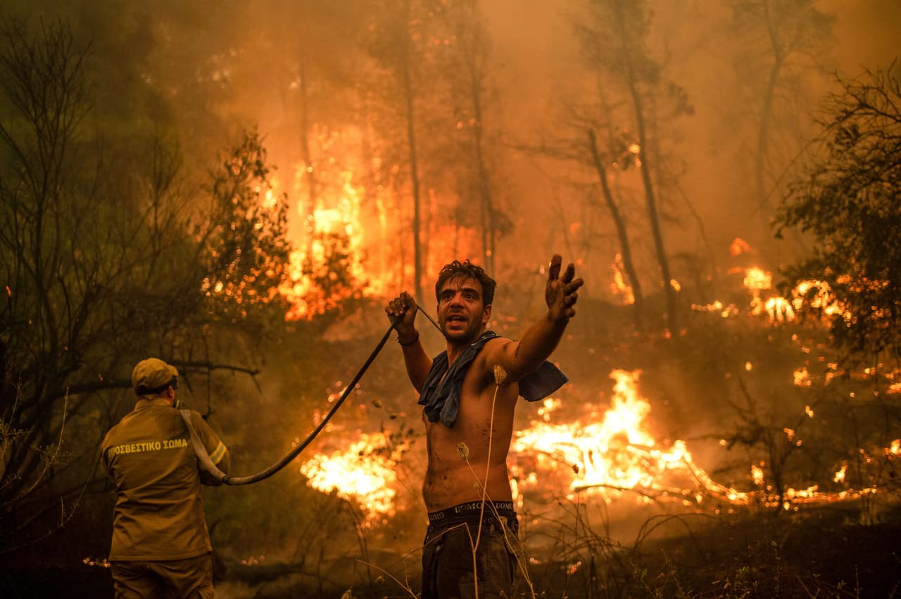 <b>Incendios incontrolables y una ola de calor histórica en Grecia </b>
<br>
<br>Voluntarios y bomberos atacan uno de los incendios que devastaron la isla de Evia, Grecia, en agosto de 2021. La mayor ola de calor en los últimos 30 años en este país trajo
<a href="https://www.univision.com/noticias/mundo/incendios-forestales-grecia-fuegos-cambio-climatico-fotos"><u> una serie de incendios forestales que han llevado al límite a las autoridades</u></a>. Al mismo tiempo, otros incendios afectan a sus vecinos en el Mediterráneo, justo cuando la ONU hizo público un reporte donde advierte que el calentamiento de la Tierra es un “
<a href="https://news.un.org/en/story/2021/08/1097362"><u>código rojo para la humanidad</u></a>”.