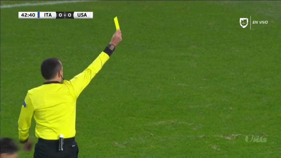 Tarjeta amarilla. El árbitro amonesta a Reggie Cannon de USA