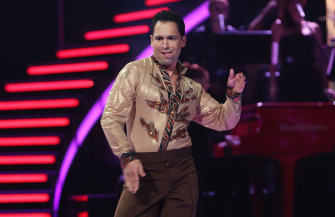 Bobby también bailó una samba al ritmo de 'Carnaval de París'.