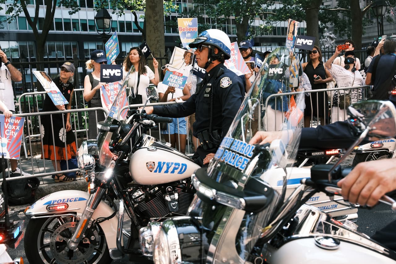 Hubo varios grupos representados, incluyendo policías, bomberos, trabajadores de salud y más.