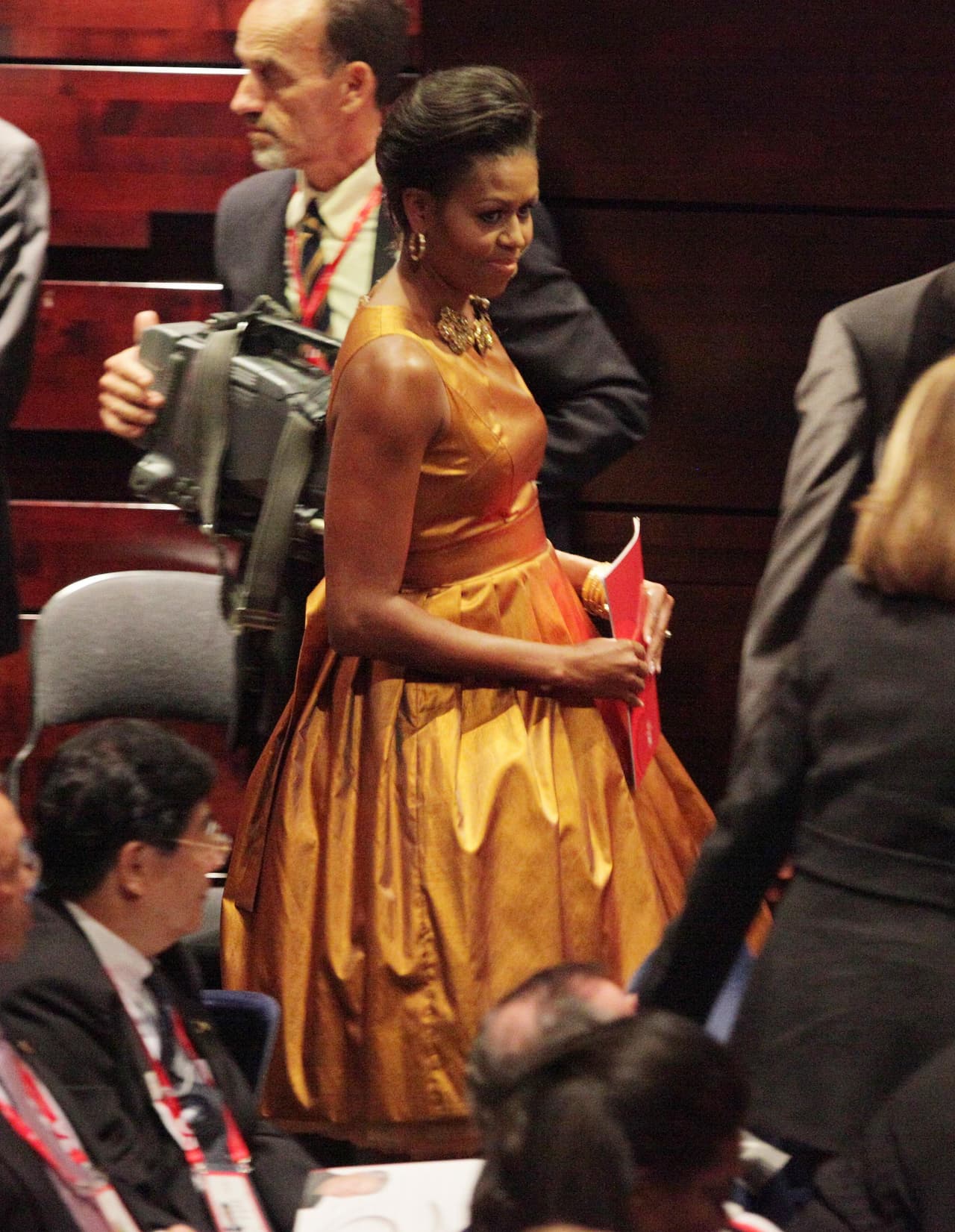 Los estadounidenses no habían terminado de recuperarse del impacto estilístico que provocó toda la gala de posesión presidencial, cuando la belleza y la escogencia estratégica de los vestidos de Michelle Obama empezaron a tener ecos internacionales. Inolvidable fue su vestido de seda amarillo quemado, diseñado por Rodarte, que usó el 1 de octubre en la Copenhagen Opera House en donde se votaría la sede de los Juegos Olímpicos de 2016.