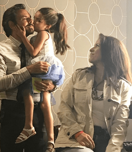 Como es costumbre, el comediante mexicano utilizó su cuenta de Instagram para publicar un emotivo video donde plasma sabios consejos para su pequeña hija, así como un emotivo mensaje que sólo un papá orgulloso podría escribir. 
<br>