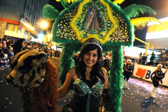 Las calles de San José se iluminan y brillan entre luces y sonrisas de los participantes y asistentes al desfile.