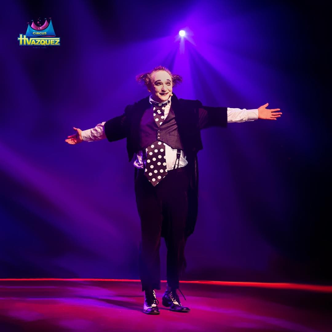 <b>Housch-ma-Housch</b>. Semen Shuster, también conocido como "Housch-ma-Housch", es un payaso excéntrico nacido a principios de 1972 en Izmail, Ucrania. En 1992, se graduó de la mundialmente famosa Escuela de Circo de Kiev, y para el año 2000, se instaló con su familia en Alemania. Te encantará su humor tonto y absurdo.