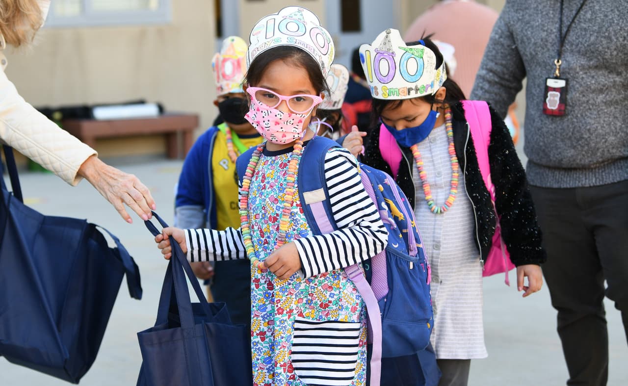 Las organizaciones L.A. Care y Blue Shield of California han organizado eventos comunitarios en agosto para entregar cientos de mochilas y útiles escolares gratis a familias en el condado de Los Ángeles.