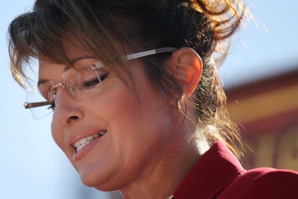 Desde la victoria del demócrata Barack Obama, esta madre de familia de 46 años deja sobrevolar el misterio sobre su voluntad de ser candidata a convertirse en la primera mujer presidente de los Estados Unidos, como lo hizo esta semana en Plumsteadville (Pensilvania, este) donde participó en un evento de recaudación de fondos.