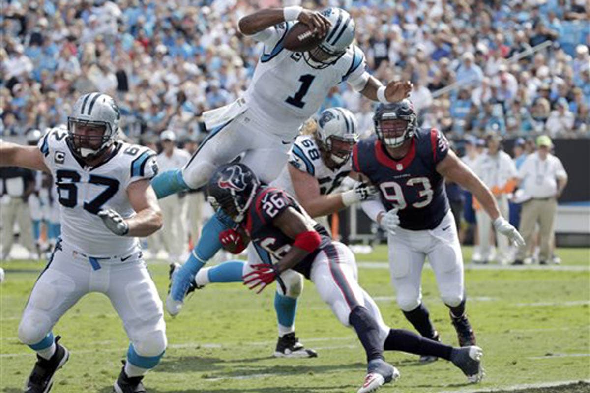 Cam Newton voló como "Superman" y con este brinco se coló al TD en el juego que los Panthers ganaron 24-17 a los Houston Texans.